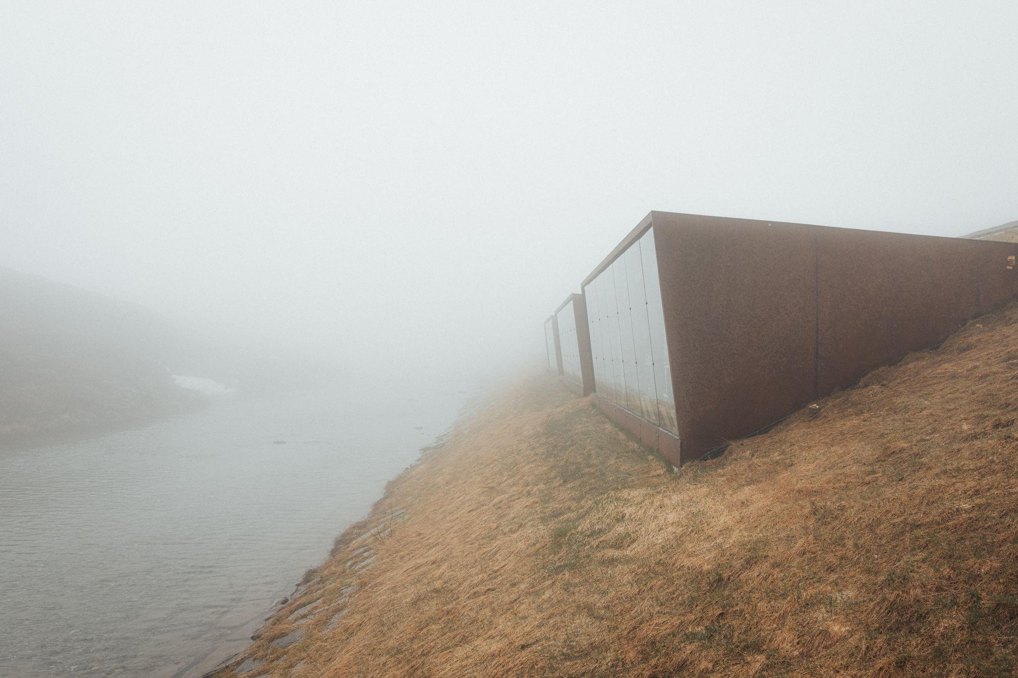 Moderne Architektur in nebliger Landschaft